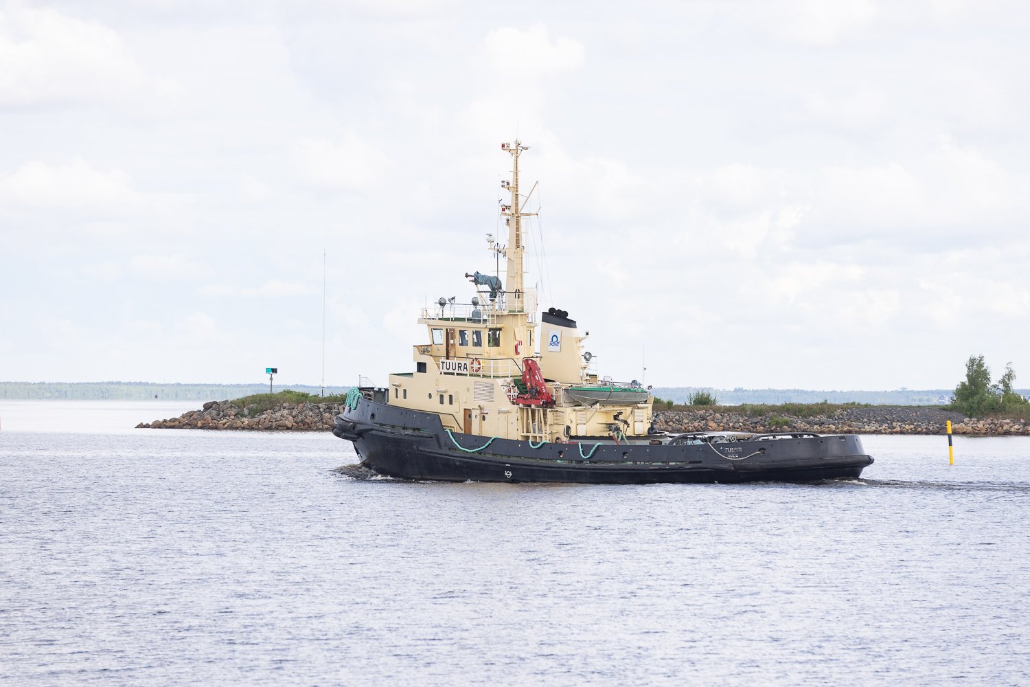 A tugboat going to assist Sampogracht cargo ship.