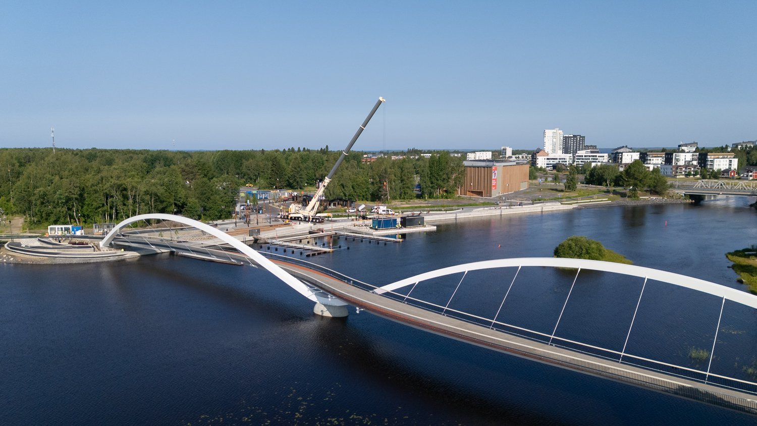 Ilmakuva nostotyöstä Oulun rannalla