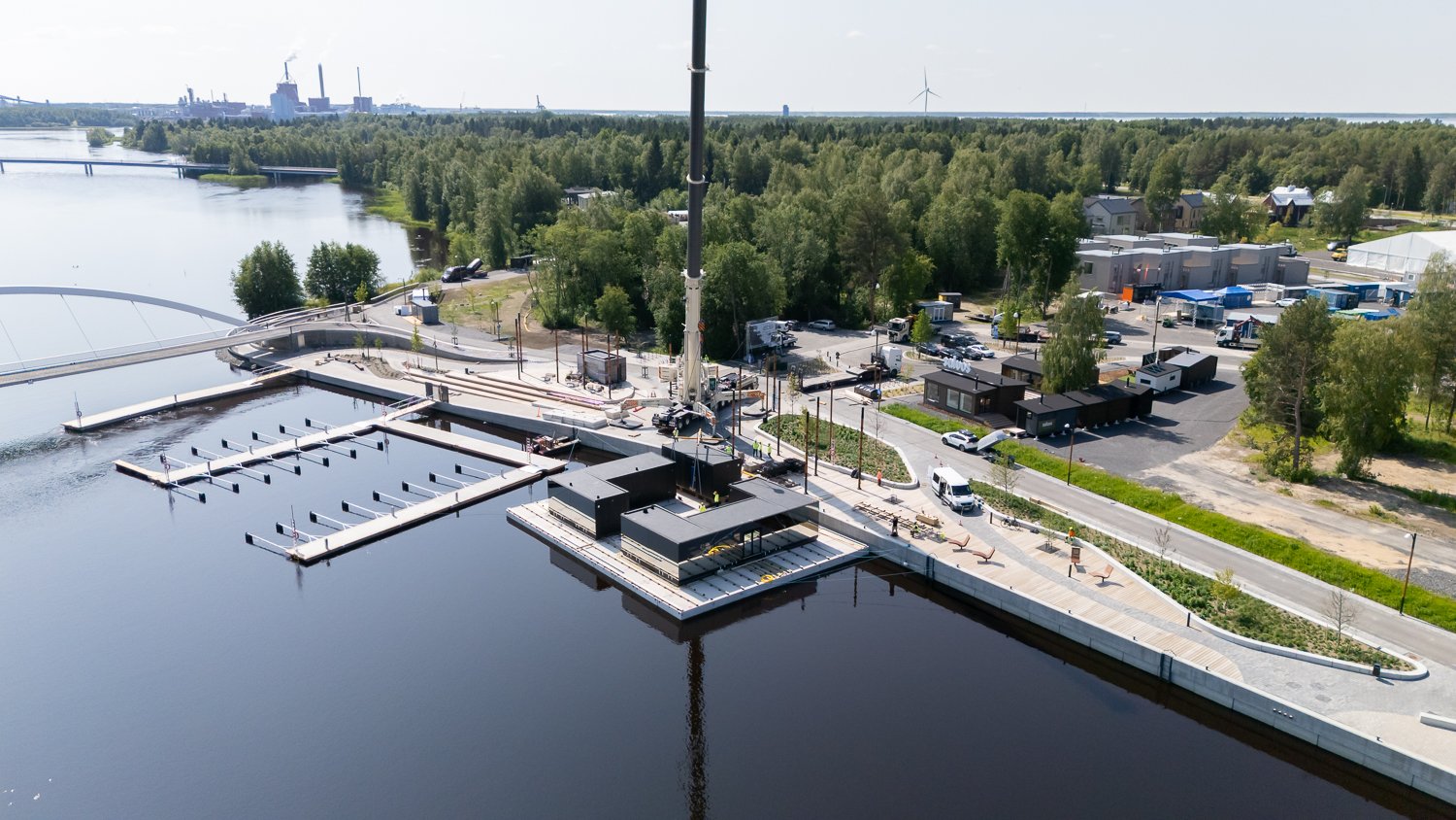 Ilmakuva nostotyöstä Oulun rannalla