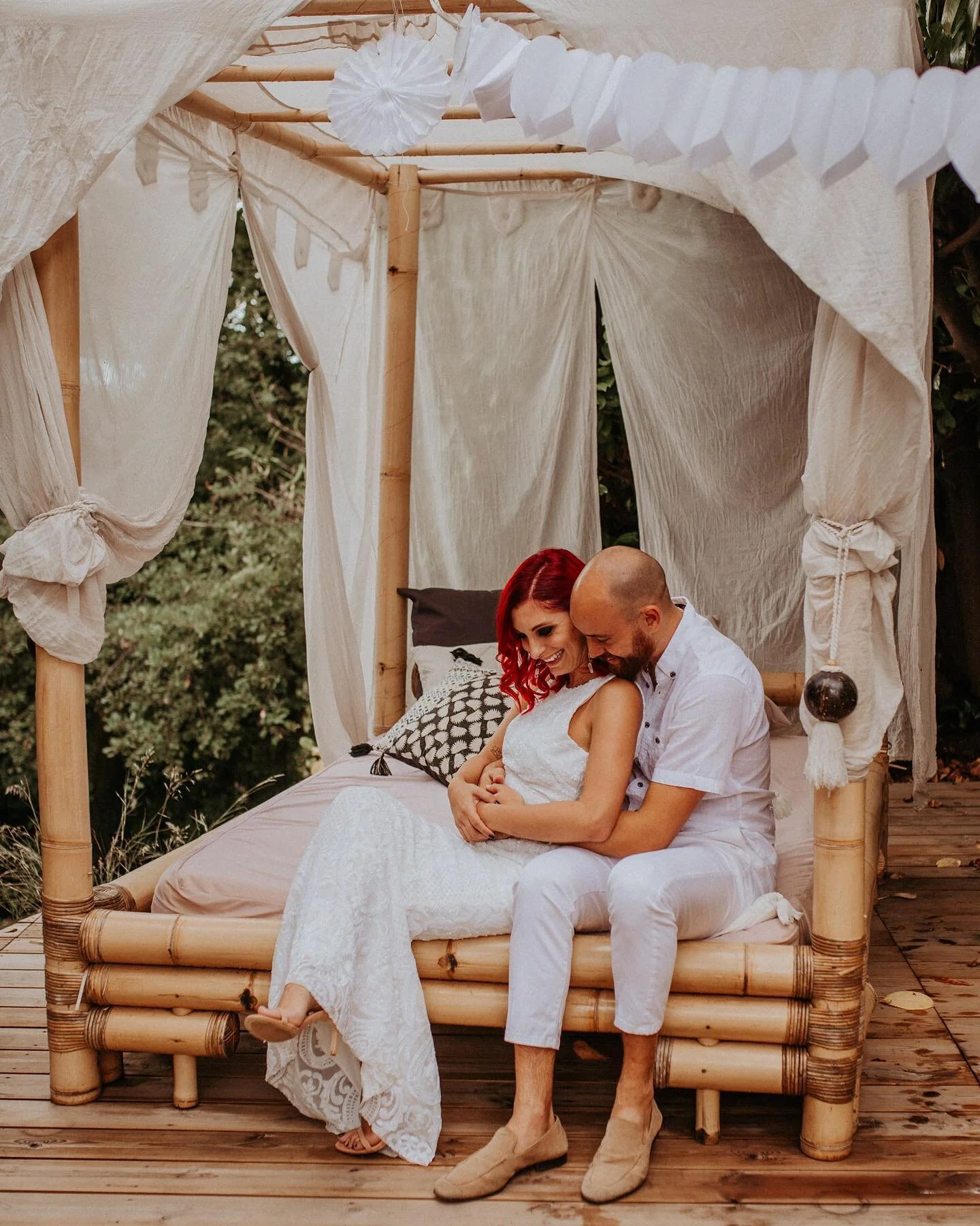 F&ecirc;ter 10 ans d'amour, f&ecirc;ter l'amiti&eacute;, f&ecirc;ter la vie. 🤍 je vous aime, vous &ecirc;tes beaux ! 
@bertini_aurore et @frednovelli merci de m'avoir fait confiance en ce jour particulier, on se donne rendez-vous dans 10 ans. 🤍 
.
