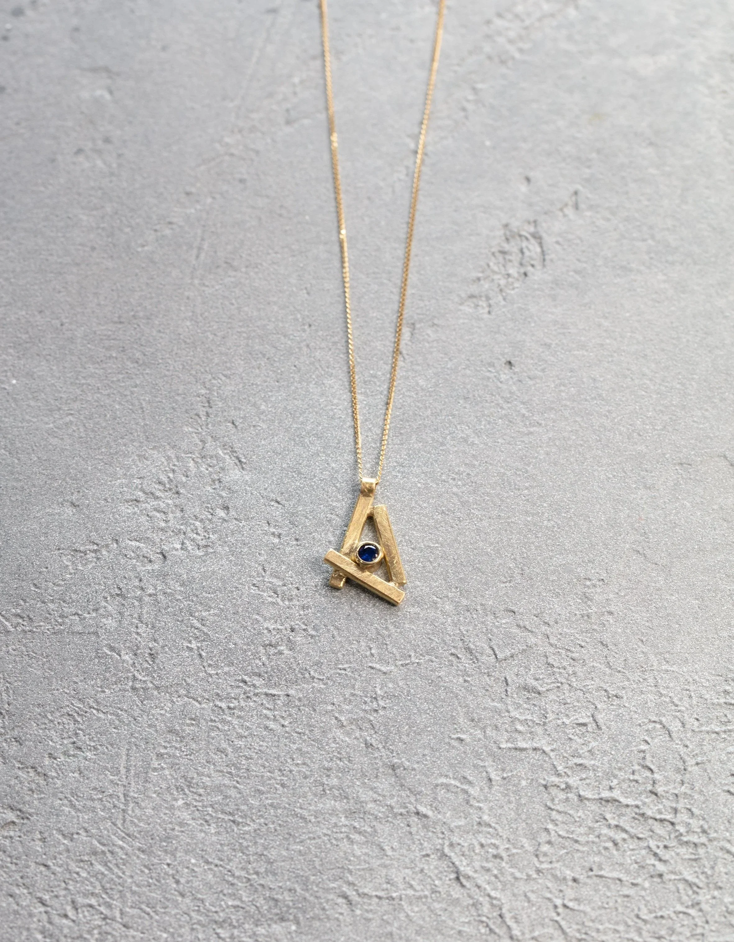 Cluster Pendant with Blue Sapphire, 18ct Gold