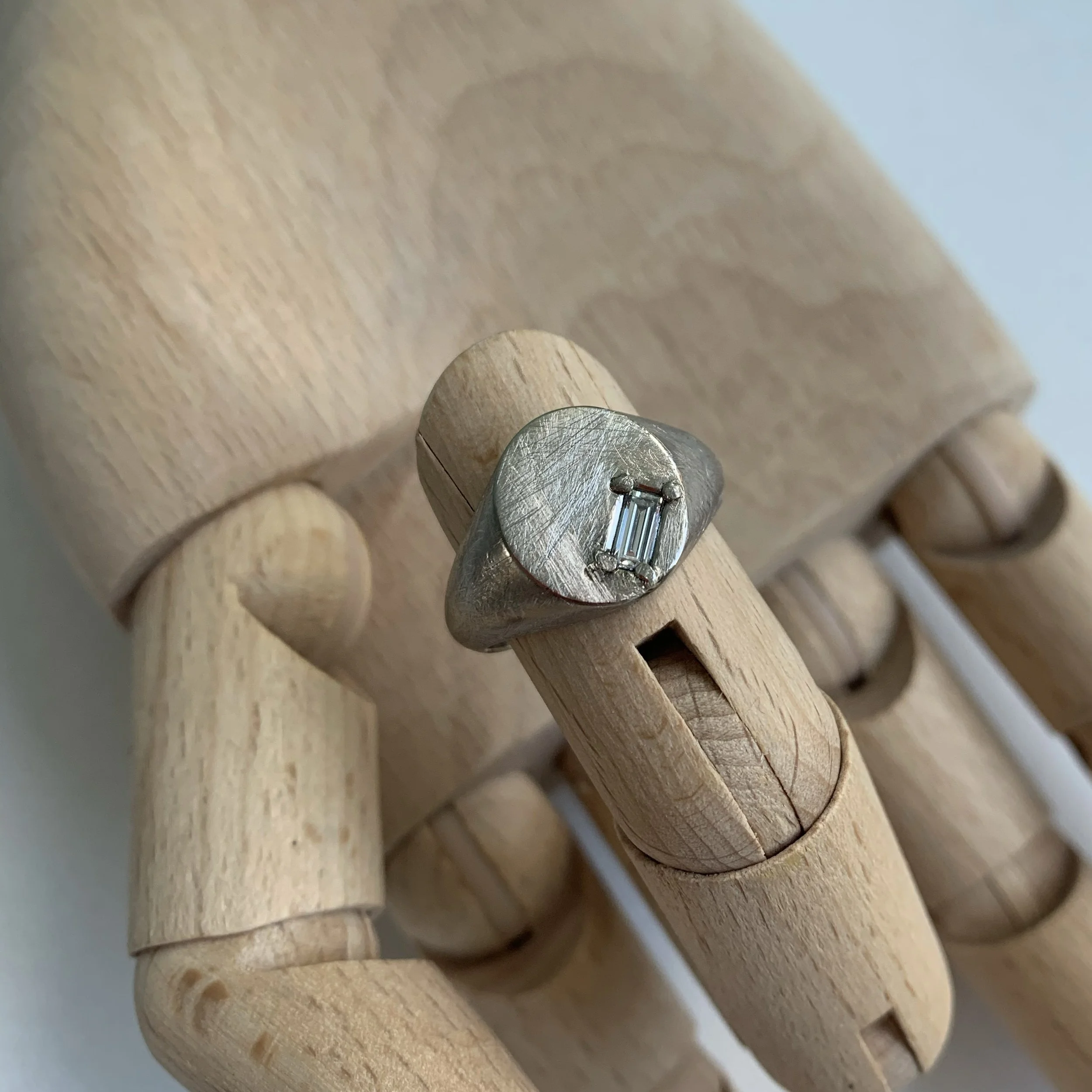18ct white gold signet ring with a diamond