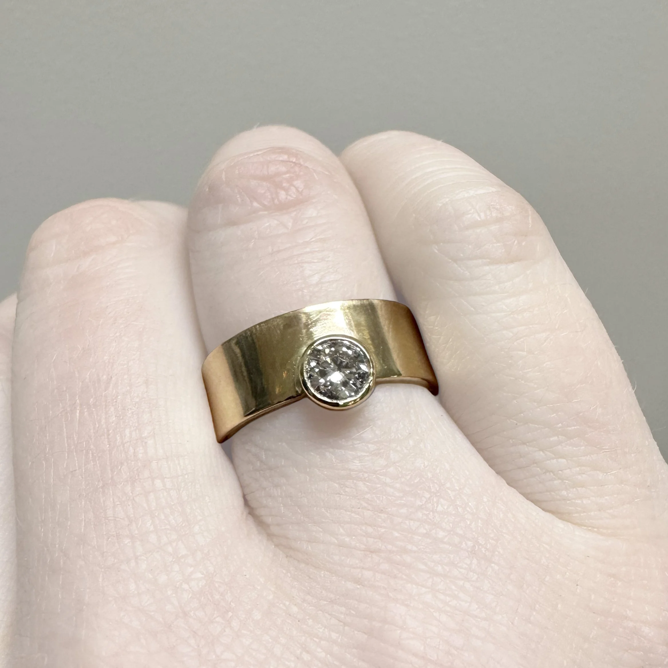 9ct gold engagement ring with a lab grown Diamond