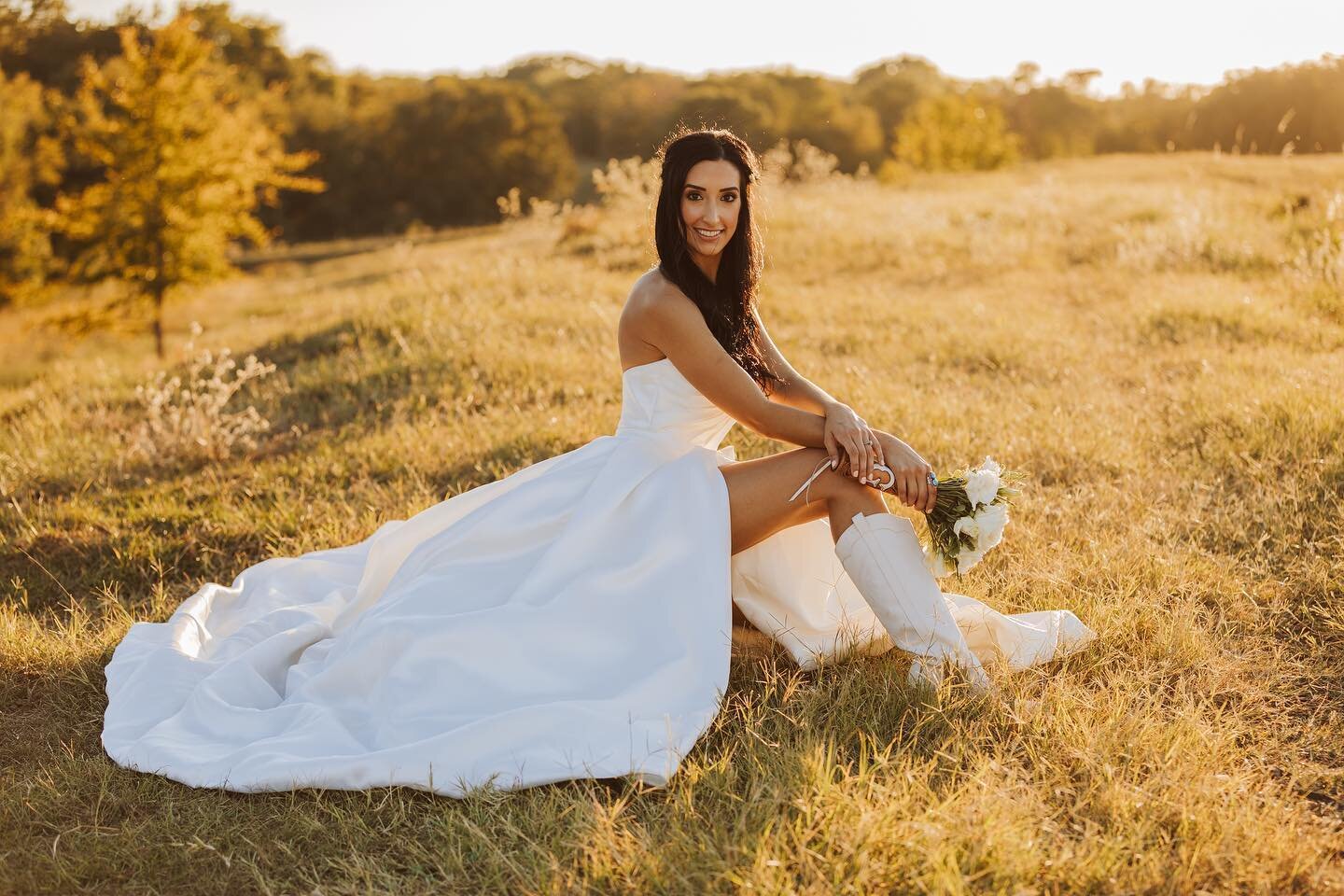 Ladies and Gentlemen, HER ✨
.
.
.
#texasbride #kristafrancisphotos #westernbride #easttexasbride #cowgirlbride #westernwedding #westernweddingmagazine #westernweddingphotographer #westernfashion #westernbridals #texasweddings #abilenetexas #dfwtexasw