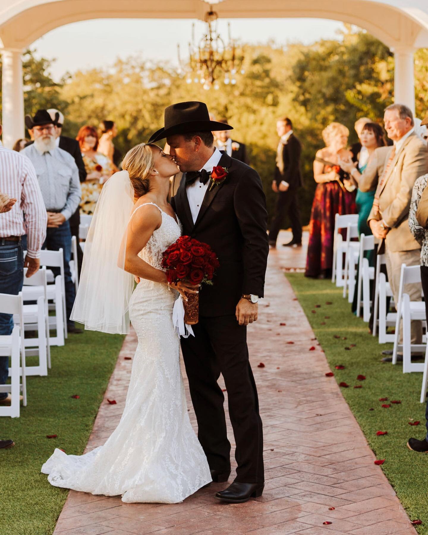 POV- Just Married 👰🏼&zwj;♀️🤵🏼&zwj;♂️💍
.
.
#kristafrancisphotos #texasweddingphotographer #texasweddingphotography #westernwedding #westernbride #westerngroom #txwedding #txweddingphotographer #dfwbride #weatherfordtexaswedding #weatherfordtxphot