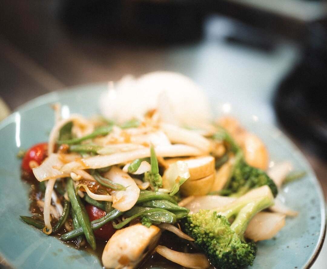 Das ASAKUSA TOFU TERIYAKI⠀⠀⠀⠀⠀⠀⠀⠀⠀
⠀⠀⠀⠀⠀⠀⠀⠀⠀
Die Basis bildet asiatischer Reis mit gemischtem Salat. Dazu kommt gebratenes Gem&uuml;se der Saison, saftig gebackener Tofu und unsere spezielle Sauce on top. ⠀⠀⠀⠀⠀⠀⠀⠀⠀
⠀⠀⠀⠀⠀⠀⠀⠀⠀
Das klingt ganz nach dein