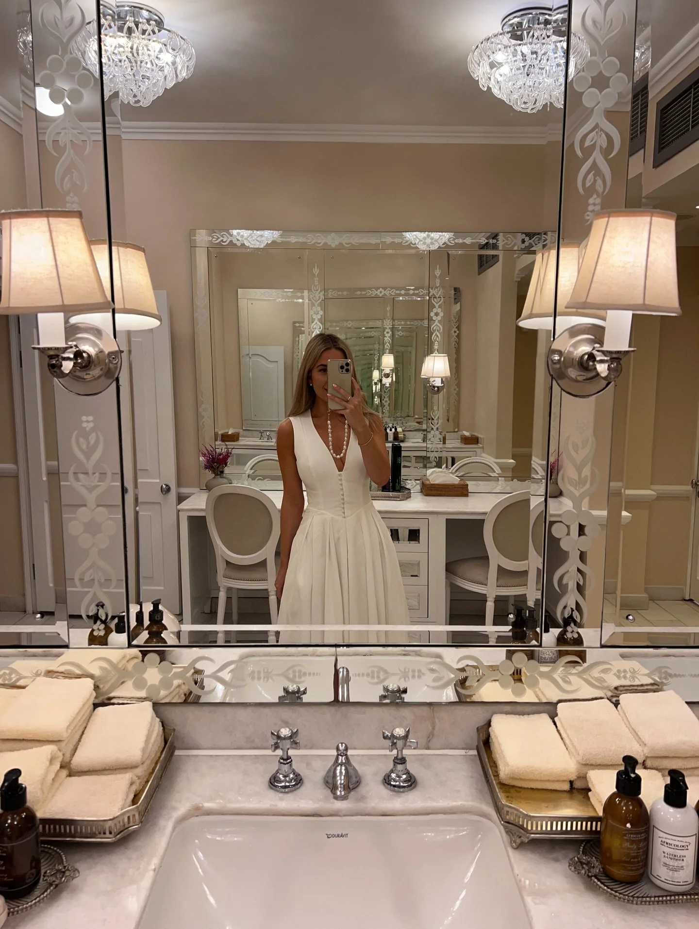 Landed back in paradise to plan the wedding of our dreams 💍🤍

#bride #wedding