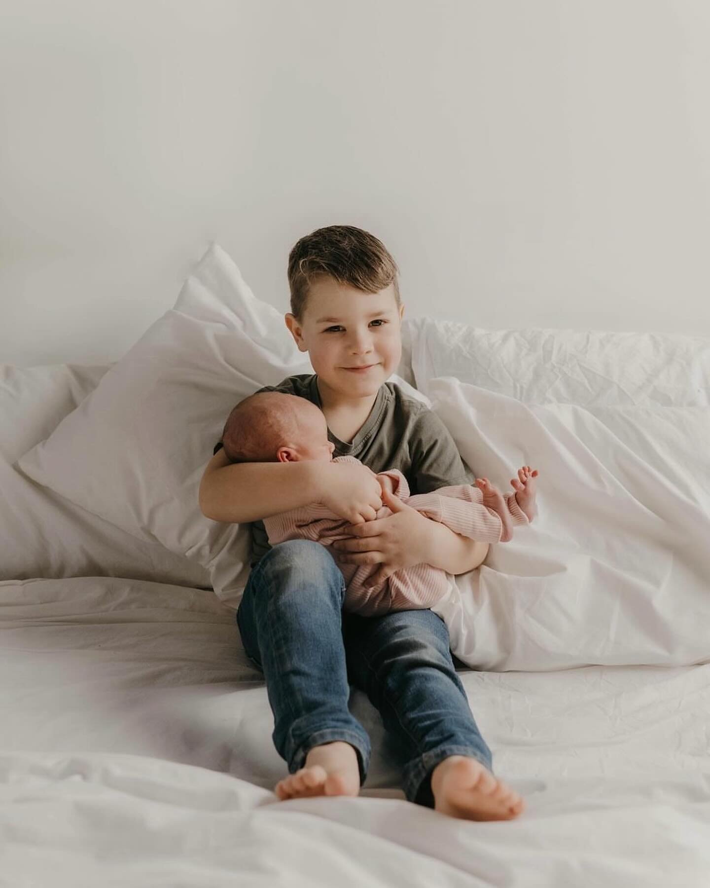 Sweet brother loving on his new baby sister during their cozy lifestyle newborn photoshoot with @ess.and.elle 🤍