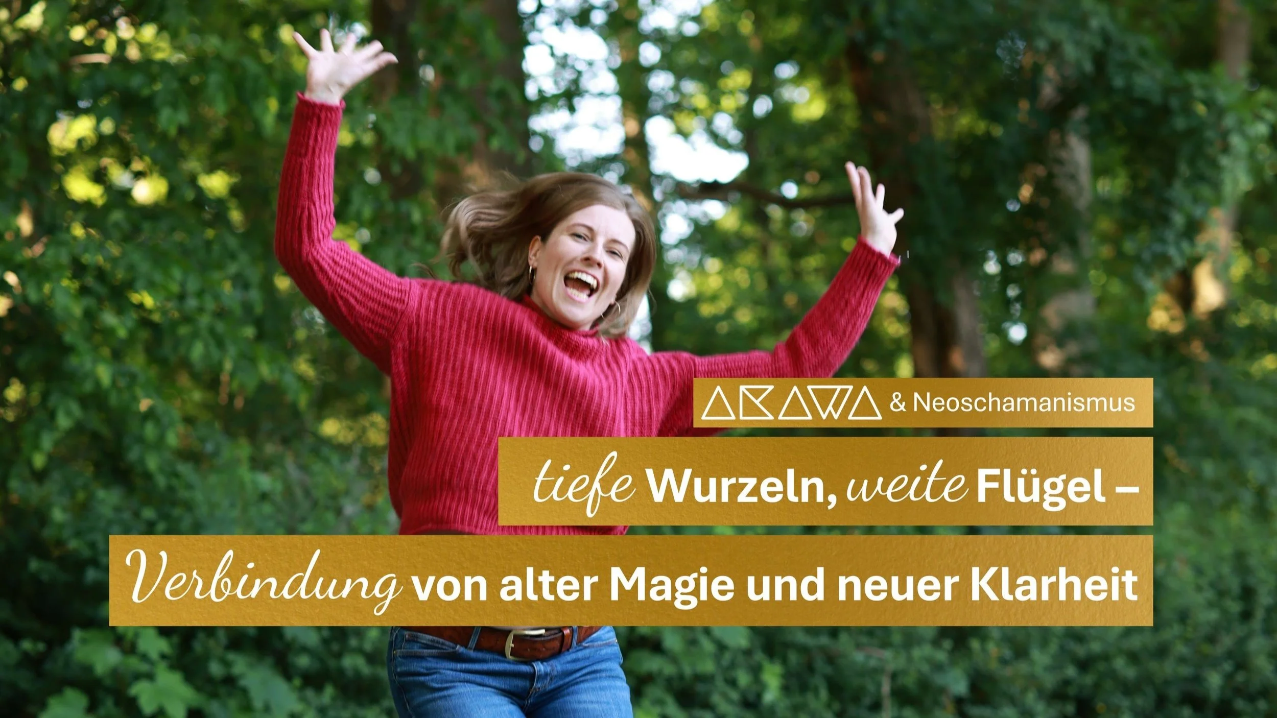 Eine lachende Frau in einem roten Pullover, die in einem grünen Wald tanzt, mit overlaid Text in Deutsch.