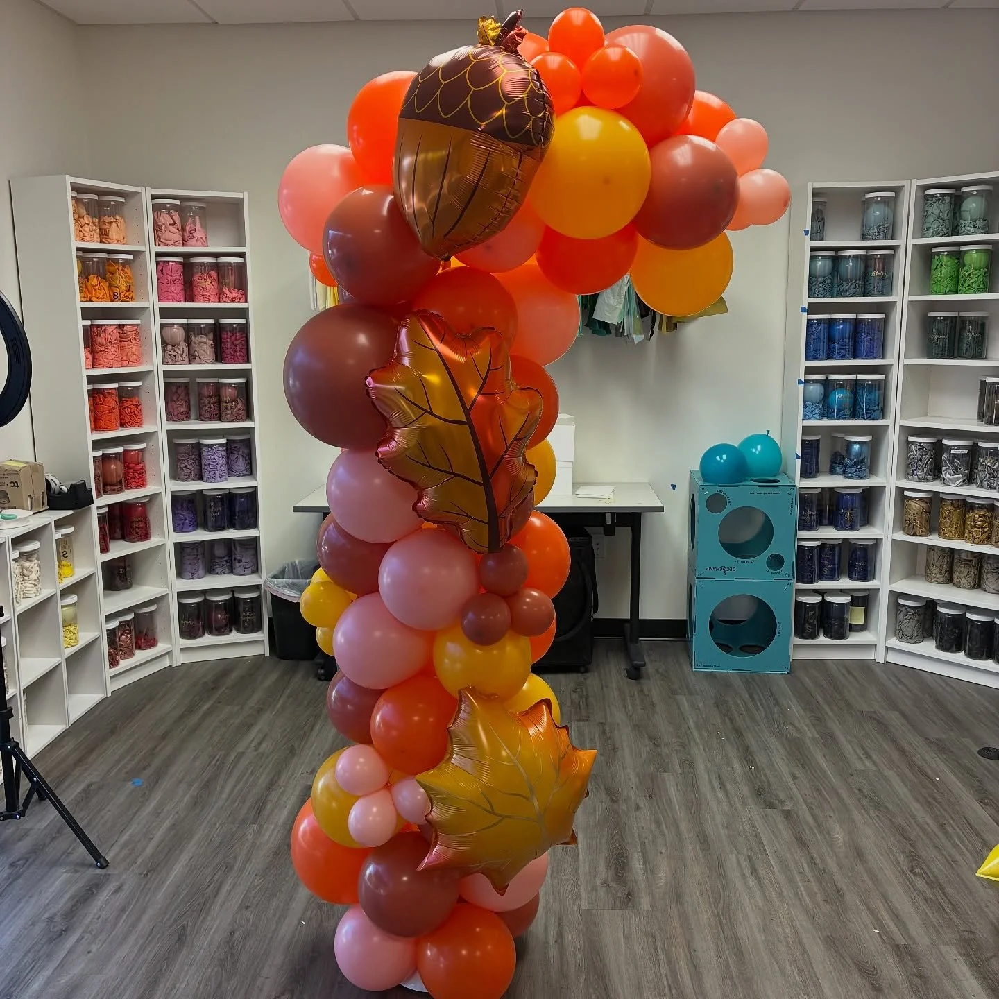 ✨Falling✨in love with these fun foils and colors🍁#fallballoons #balloondecor #autumnvibes #fallfun