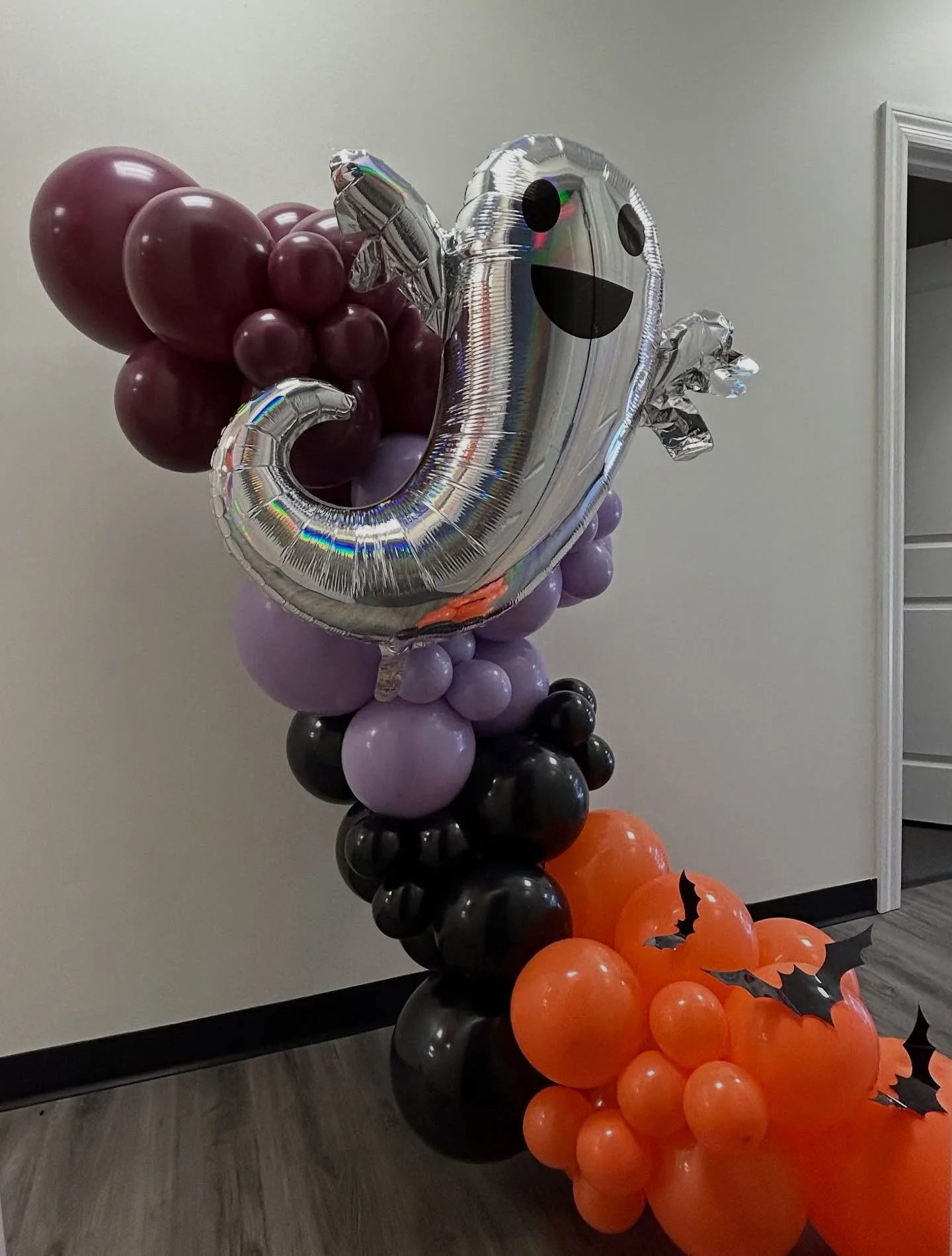 October is near!!🔮🎃 Ghosts, goblins &amp; glam balloons &mdash; we&rsquo;ve got your Halloween covered! 👻🧡🖤#spookyseason #balloondecoration #spookyvibes #halloweenballoons #balloonfun #halloweendecor
