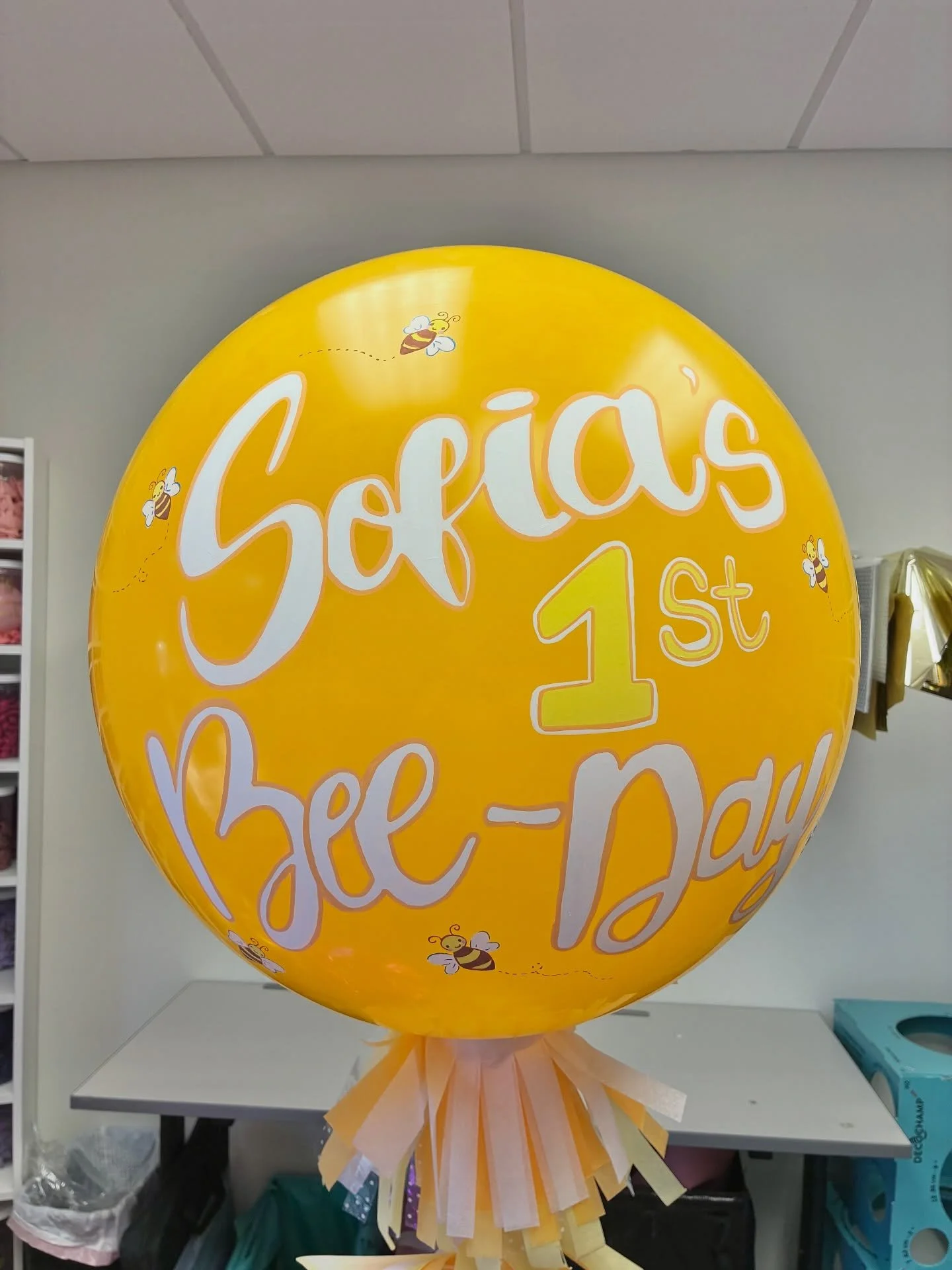 🐝The sweetest statement balloon you&rsquo;ll ever bee-hold!💛 #BalloonTheorySTL #beedecor #handpaintedballoon
