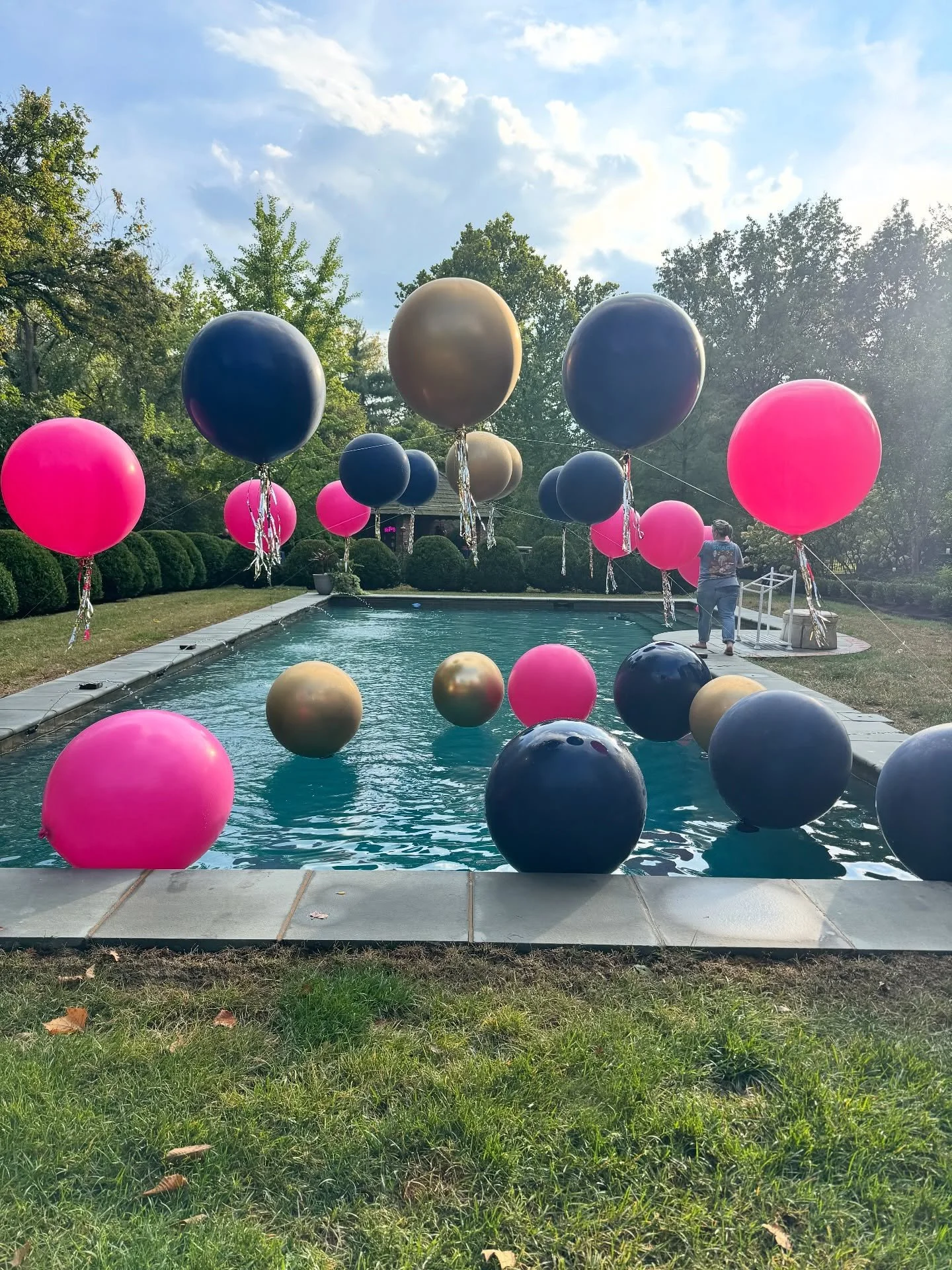Making a splash with bold balloons 🎉Nothing beats vibrant pops of color floating over the pool&mdash;especially when it&rsquo;s with our favorite balloons from @betallic ! 🎈