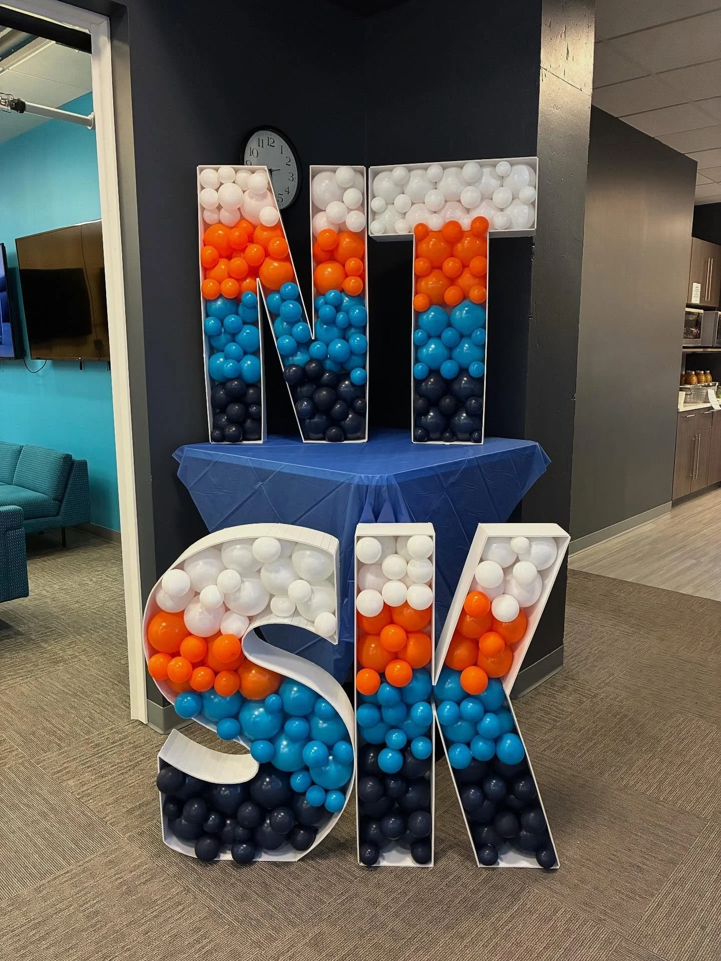 Bold colors, clean lines, and custom branding for Netskope&rsquo;s corporate celebration! 🧡💙🖤🤍

From towering organic balloon columns with metallic spikes to branded logo garlands and marquee letters, every detail was designed to energize their s