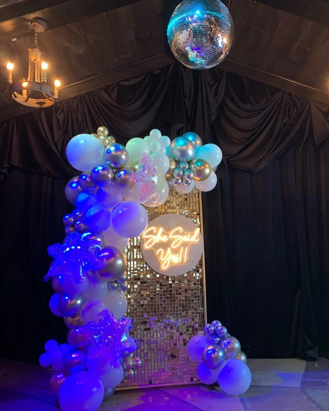 The lighting sets the mood for the party here 🎉 🪩 💃 We love a venue that has an ambiance! #balloontheorystl #balloon #disco #moodlighting