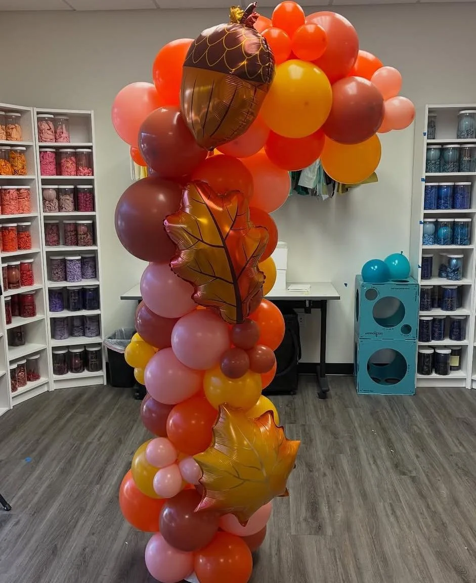 Swipe to see how our balloons match the shift in temperatures 🍁 ➡️ ❄️ Winter is on its way, who is having a winter party this year? #balloon #winter #winterwonderland #snowflakes