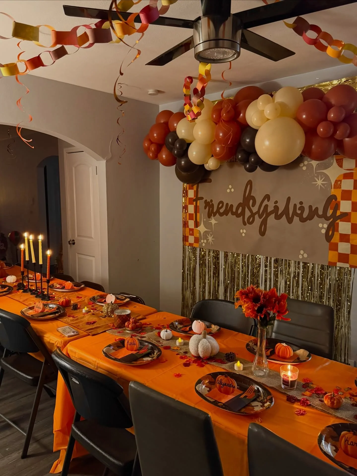 ✨Our grab-and-go client nailed this install! The fall vibes, the Friendsgiving glow, the cozy palette&hellip; everything came together perfectly! 🦃🍽️ #BalloonTheorySTL #Friendsgiving