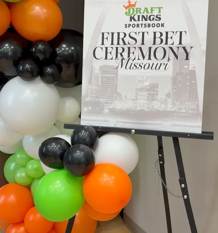 Missouri, it&rsquo;s game time! 👑 Our arch set the stage for the DraftKings First Bet Ceremony as the platform celebrates going LIVE in the Show-Me State!