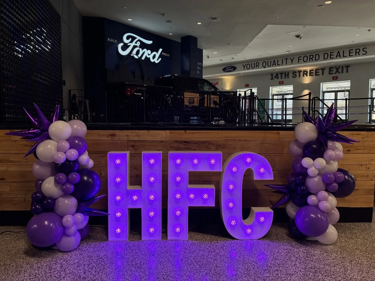 Blues on the ice, purple in the stands 💜💜Honored to help celebrate Hockey Fights Cancer night with custom balloons supporting the cause🏒