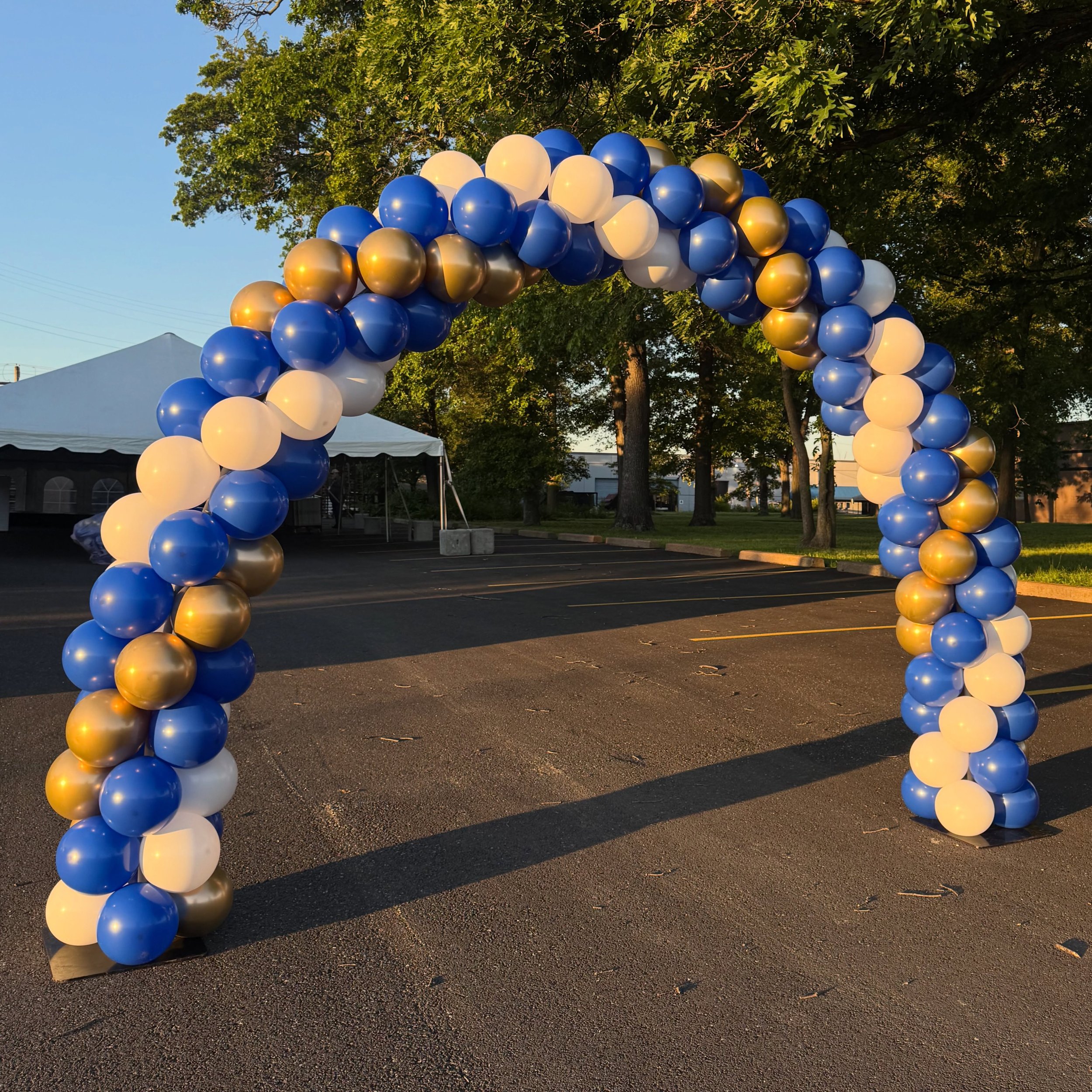 Happy Arch 630 Day ⚜️ Our balloon arches look a lot like the St. Louis Arch but certainly aren&rsquo;t 630ft tall! #arch630day #stlouis #balloontheorystl