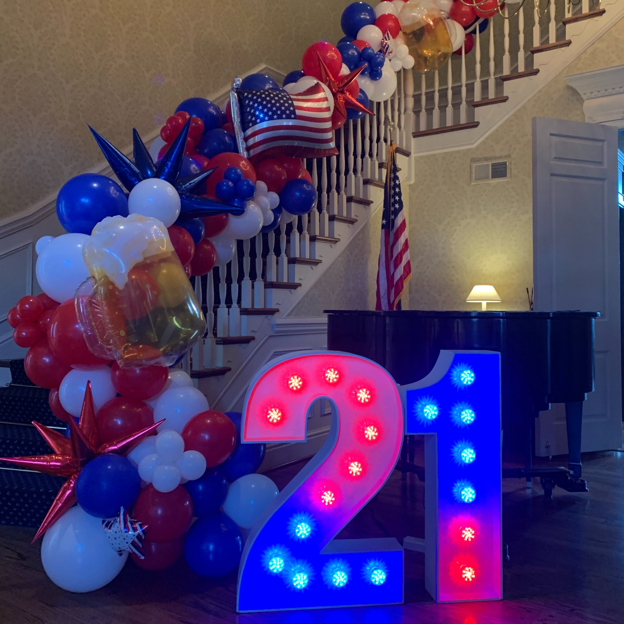 Some of our favorite red, white, and blue for you 🧨#4thofjuly #americadecor #balloontheorystl