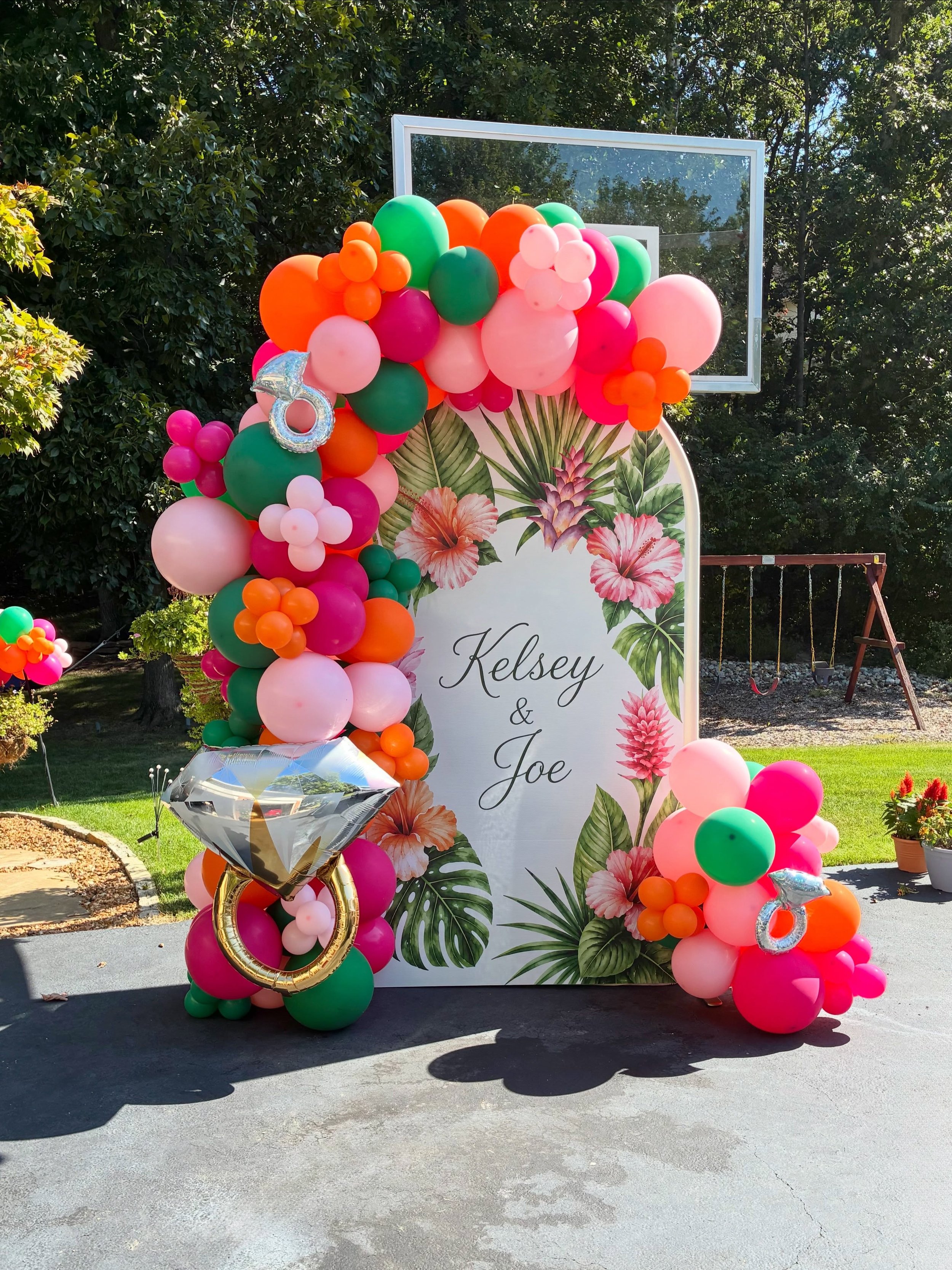 Tropical, colorful, and made for celebrating! 🌺🌴 We are loving these vibrant balloons to make Kelsey &amp; Joe&rsquo;s celebration unforgettable. 💕💍

#BalloonTheorySTL #BalloonDecor #TropicalBalloons #EngagementParty
