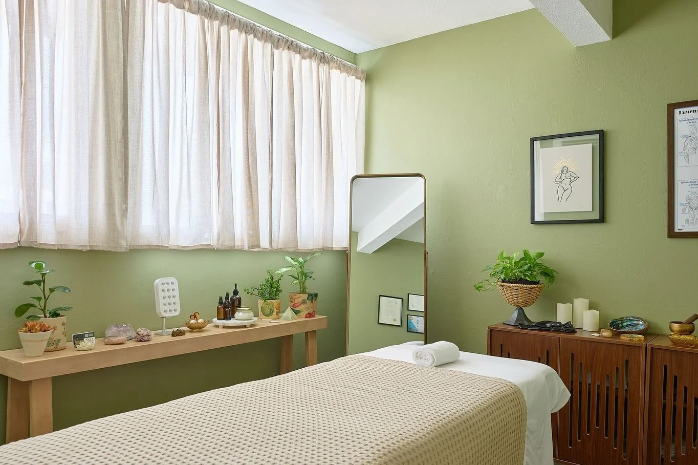 why choose IND Wellness?

Your session is far more than just bodywork; it&rsquo;s an educational experience. My practice brings together clinical lymphatic drainage and patient education, with spa-like pampering. 

Here at IND Wellness we prioritize 