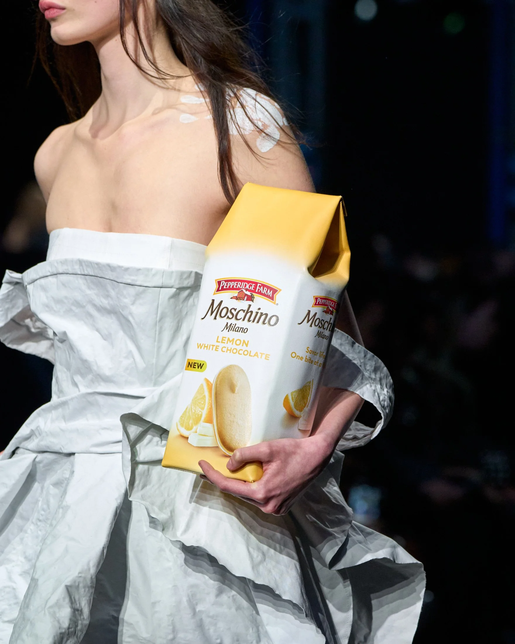 MOSCHINO F25 LOOK 36 DETAILS 02.jpg