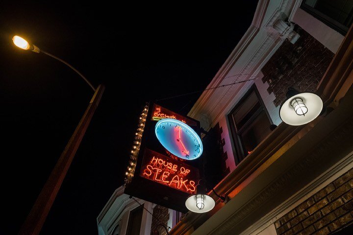 Have you ever been to a Supper Club? If you&rsquo;re curious to try an OG American tradition in hospitality (and we are always down for that), you're going to want to go to @fiveoclocksteakhouse in Milwaukee. It&rsquo;s the oldest standing Supper Clu