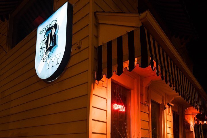This cute little house has a swank cocktail lounge inside, and it's the oldest in Milwaukee. @bryantslounge was started as a beer house but the owner replaced the jukebox with a record player in 1938 and started serving cocktails, and voila! Don't mi