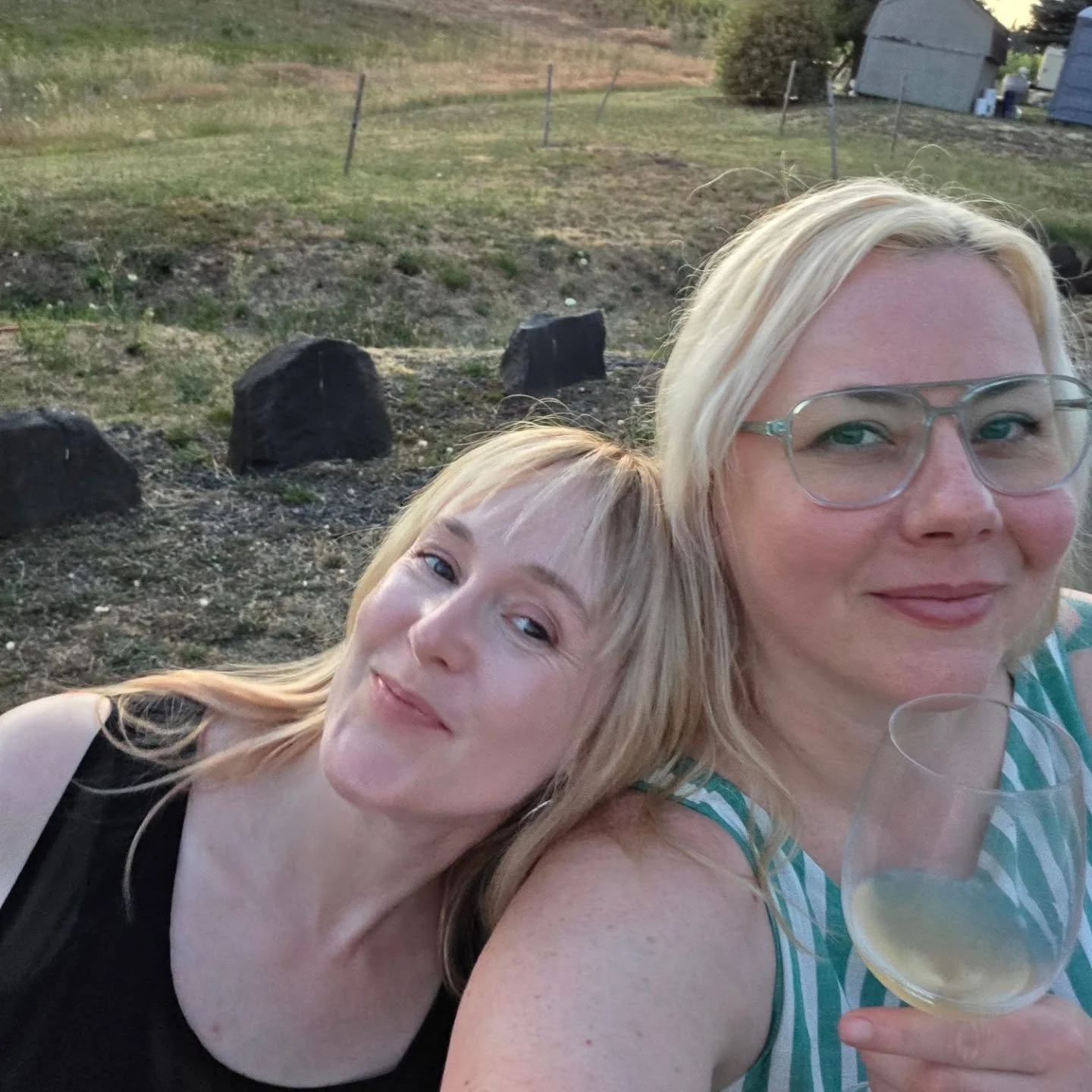 BBs in action @ncrcafe over @maloofwines
Highly recommend the prix fixe dinner with wine pairing and a sunset stroll after. So delicious. Very beautiful. 

#oregonwine #oregonwinery #winetasting #winepairings #winepodcast #podcastsaboutwine 
#vineyar