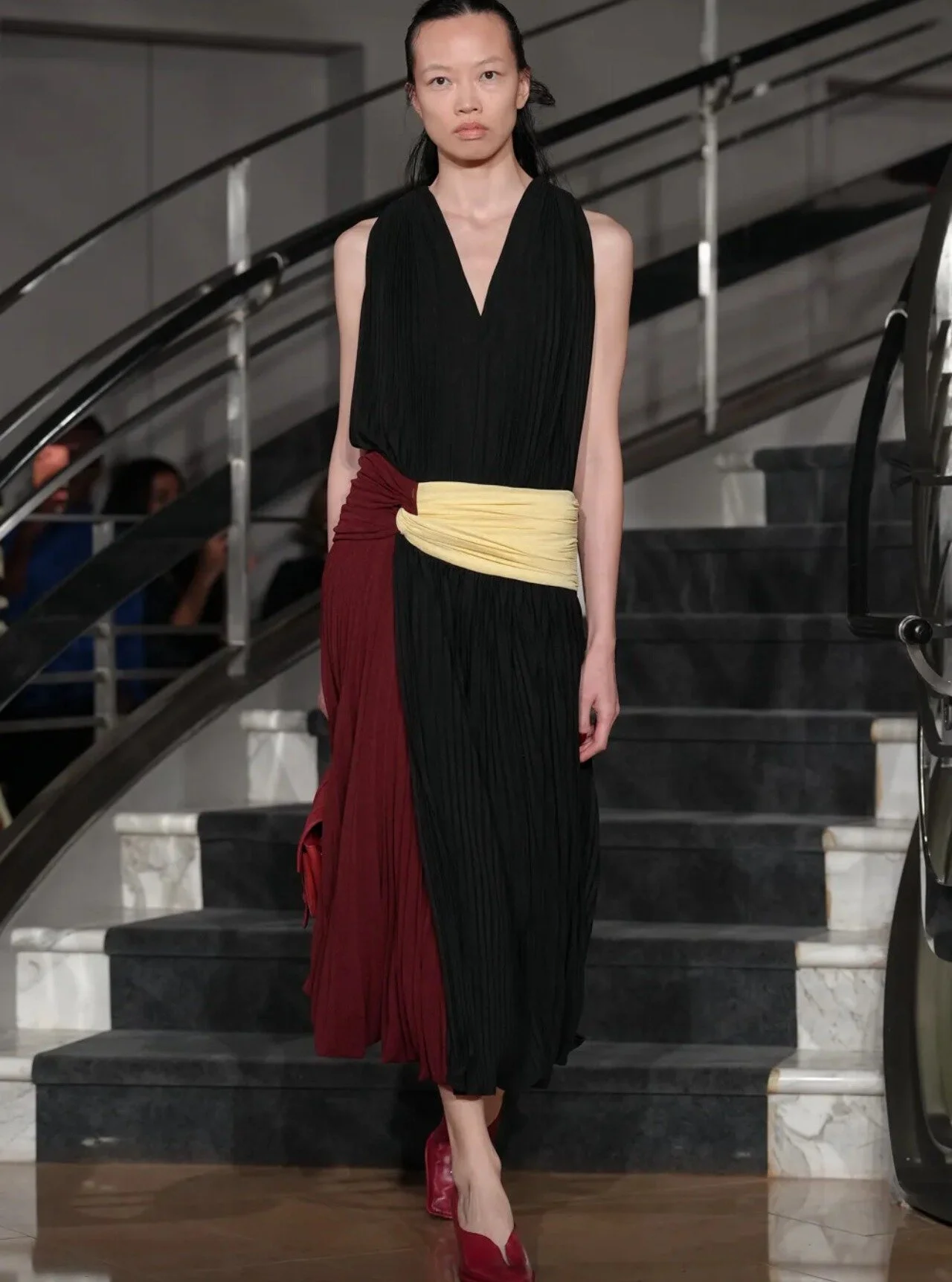 NYFW Proenza Schouler SS27

Color blocking, draping, and bold patterns speak for themselves. Proenza Schouler presented their Spring Summer 27 collection yesterday and hit the nail on the head of how the busy New York woman dresses. 

Bold colors tha