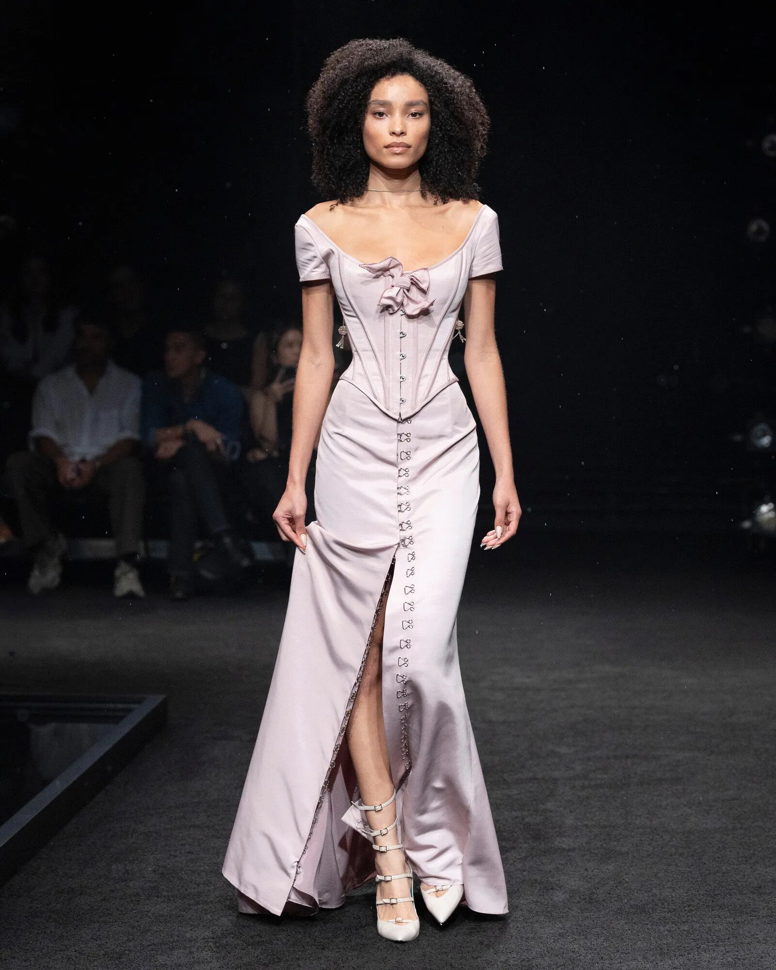 NYFW Wiederhoeft SS27

Wiederhoeft presented yet another show stopping collection. Known for impeccable corsetry and beautiful appliques, the Wiederhoft team really knows their woman. 

Chic, timeless, and regal. 

#Wiederhoeft #NYFW #FashionShow #Fa