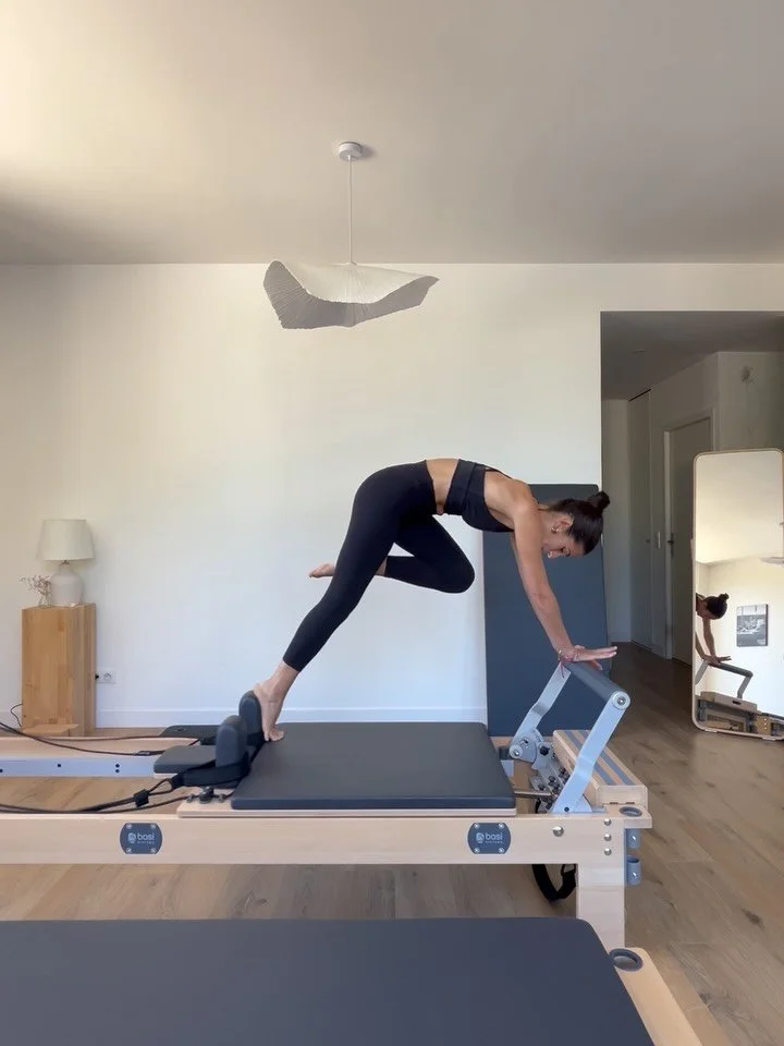 NEW ! Extrait d&rsquo;un cours Cardio Reformer en studio 
Ce qu&rsquo;on y trouve : 
🔥Un rythme plus soutenu pour activer le cardio
🔥Des sauts en contr&ocirc;le toujours, pour un minimum d&rsquo;impact colonne/articulation 
🔥Des combinaisons d&rsq