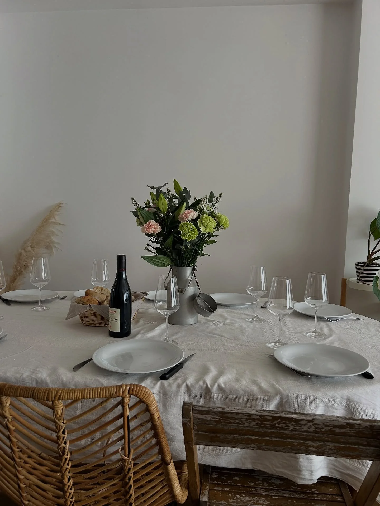 Cette semaine in and out of the studio ☀️
Se rappeler de ne jamais sous-estimer la beaut&eacute;. 
Celle d&rsquo;une table bien mise, d&rsquo;un bouquet de je t&rsquo;aime. Celle d&rsquo;un rai de lumi&egrave;re comme une source de vitalit&eacute;. L