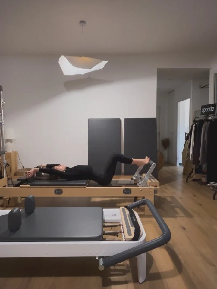 Late night at the studio.
What do you do when you have the whole room to yourself ? How do you use the space ? How do you move your body when no one is watching ? 
Moving my body the way it decides generates a sense of flow and complete freedom. 
Lov