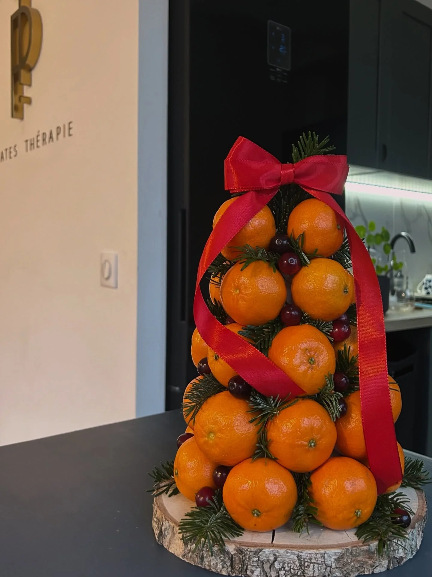 Merci 
Derri&egrave;re ces quelques photos se cachent beaucoup d&rsquo;amour. 
Des fruits aux fleurs, d&rsquo;un soleil qui brille dans le c&oelig;ur autant que sur le mur.
Des mets sucr&eacute;s et sal&eacute;s partag&eacute;s avec gourmandise.
Des 
