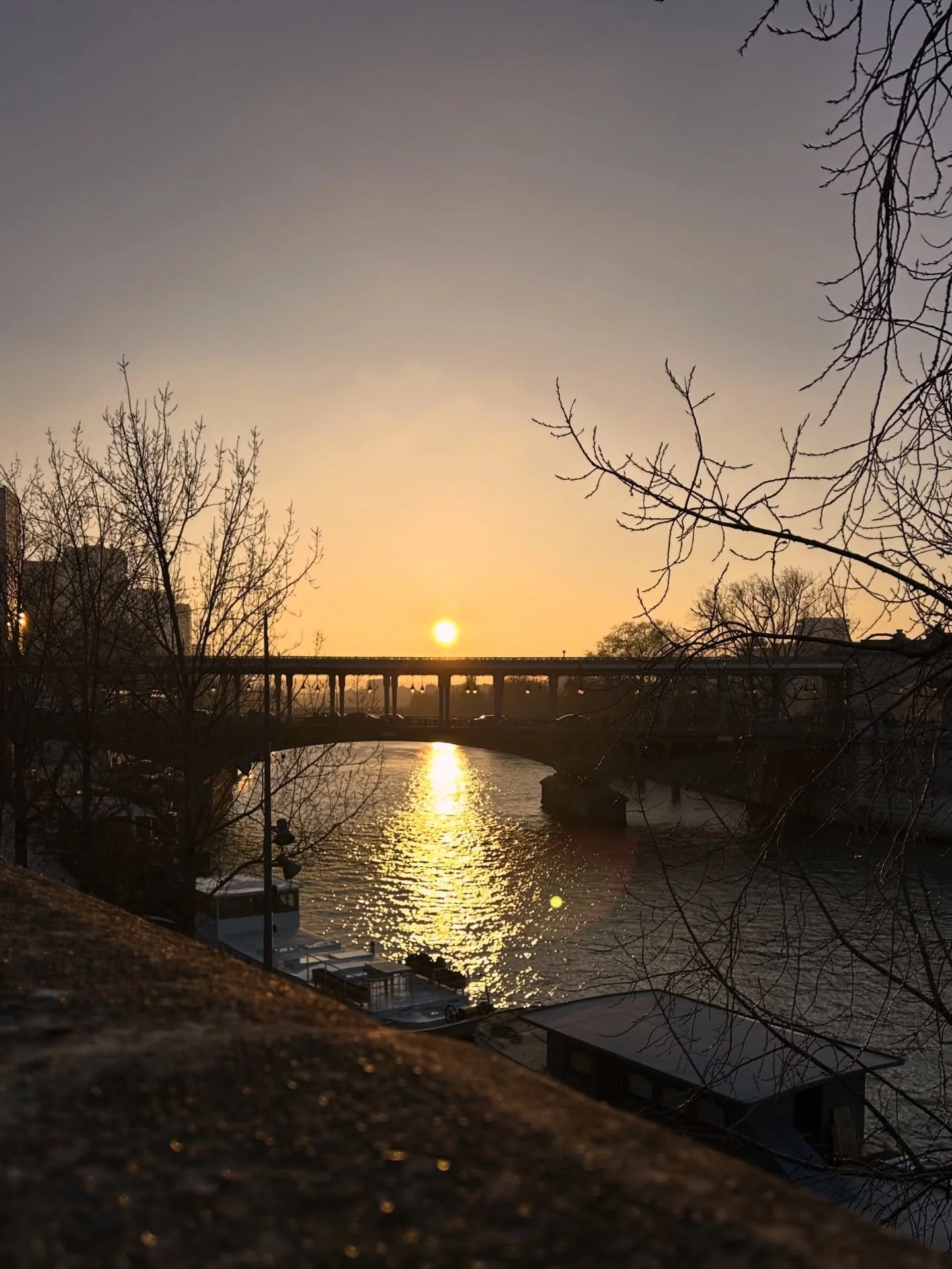 Out of the studio. 
Aujourd&rsquo;hui j&rsquo;ai couru dans l&rsquo;espoir d&rsquo;attraper le soleil. Je voulais l&rsquo;engloutir, ne pas en laisser une miette. 
J&rsquo;ai couru sans rel&acirc;che sachant que rien d&rsquo;autre ne serait mien que 