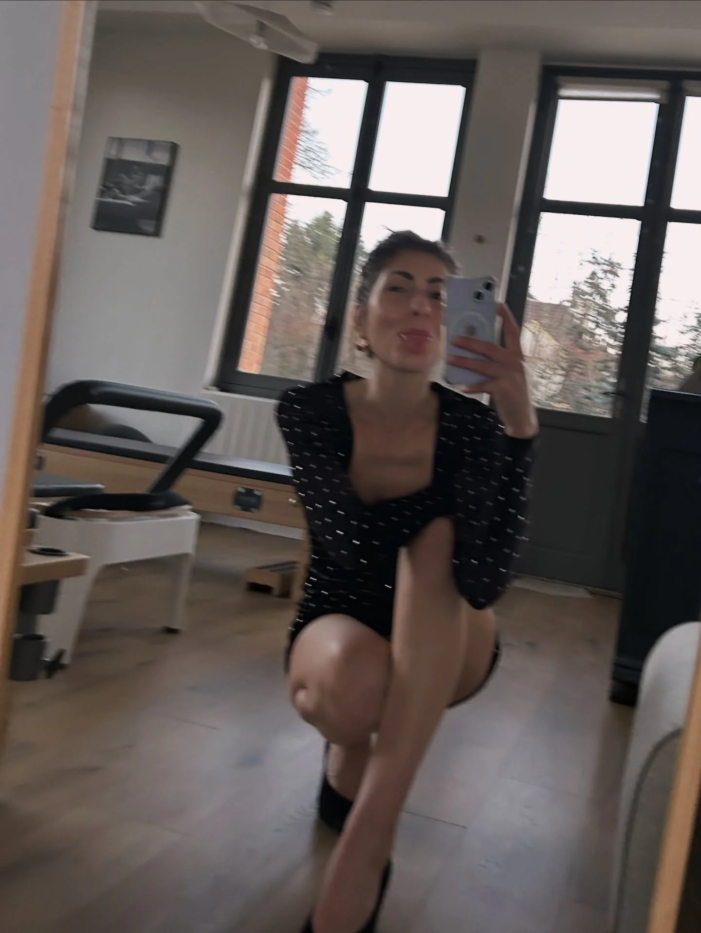 Body celebration 🎉 
Petit d&eacute;tour par le studio pour une reprise du mouvement en douceur et le rituel de la photo de fin d&rsquo;ann&eacute;e &ldquo;petite robe noire&rdquo;.
Une robe achet&eacute;e en vitesse et qui m&rsquo;accompagne depuis 