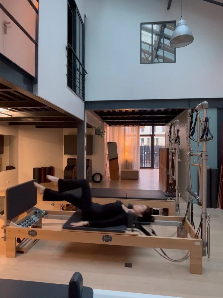 Extrait du cours Cardio Reformer de cette semaine.
Un rythme soutenu mais surtout la recherche de la ma&icirc;trise parfaite de chaque mouvement.
Chaque exercice est nourri par une compr&eacute;hension des muscles en mouvement, de ceux qui aident &ag