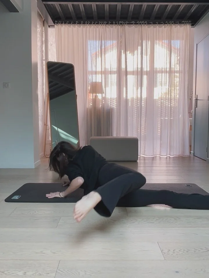 Il y&rsquo;a le pilates, et il y&rsquo;a le reste. 
La derni&egrave;re newsletter est partie, merci pour vos retours 💞 (lien dans la bio).
With love x 

Merci @movers.paris pour l&rsquo;initiation au mouvement autrement 
@lolaamadit 🌸