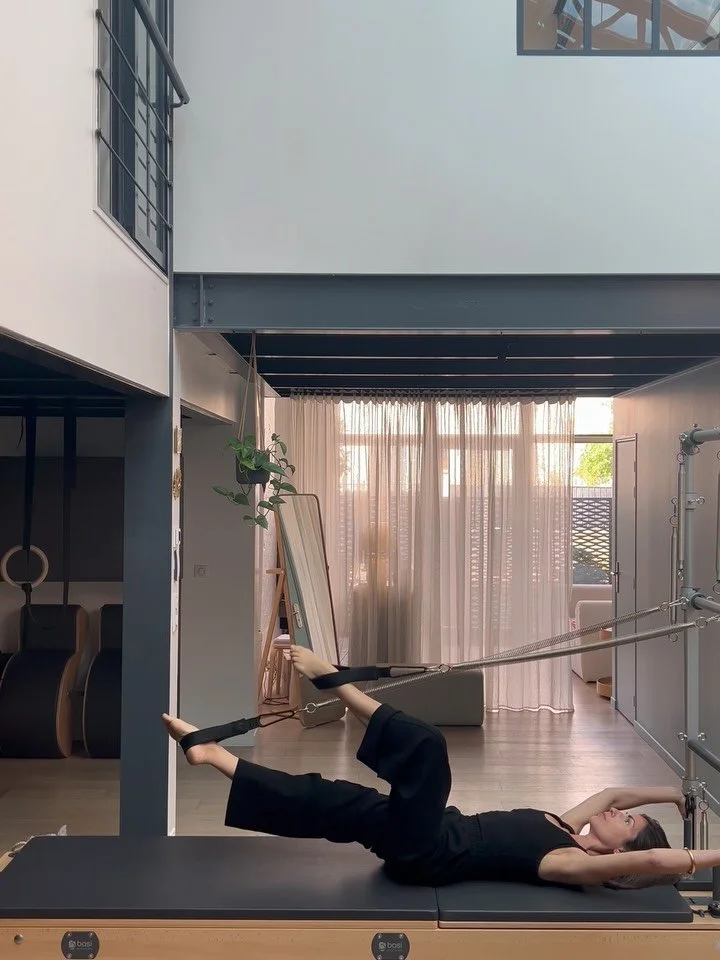 Inspiration coquillage, gouache et bleu c&eacute;ladon cette semaine en studio. 
Travailler le mouvement des hanches sur la tour (tower) tout en d&eacute;compression, un vrai jeu d&rsquo;ouverture et de stabilisation. (Vid&eacute;o speed x2)
On essai