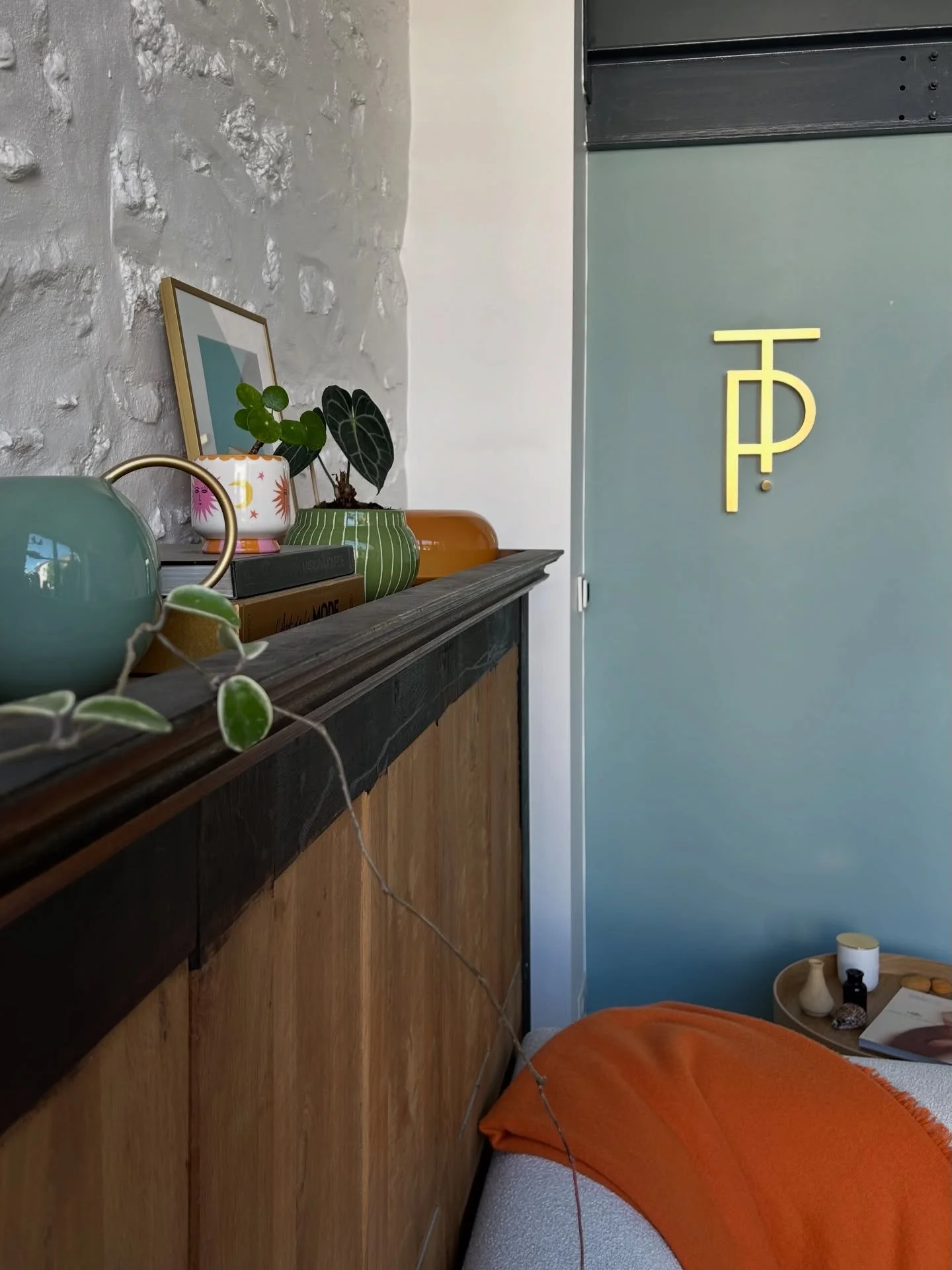 Le printemps est rentr&eacute; au studio
Il a chang&eacute; la couleur des murs
Fleuri les &eacute;tag&egrave;res
Il a dor&eacute; les pains au chocolat
D&eacute;poussi&eacute;r&eacute; les longues robes en coton
Il a offert des envies de tout. 

Joy