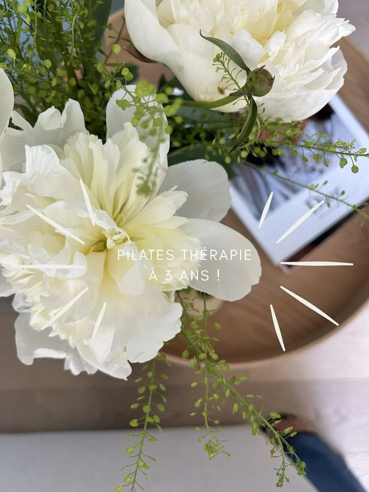 PILATES TH&Eacute;RAPIE A 3 ANS !

Comme chaque ann&eacute;e, on c&eacute;l&egrave;bre les belles choses avec des fleurs
Merci &agrave; @ptitefleur78_ de fleurir le studio chaque semaine
Des fleurs toujours, sur le legging de @juliette.v.pilates . Ma