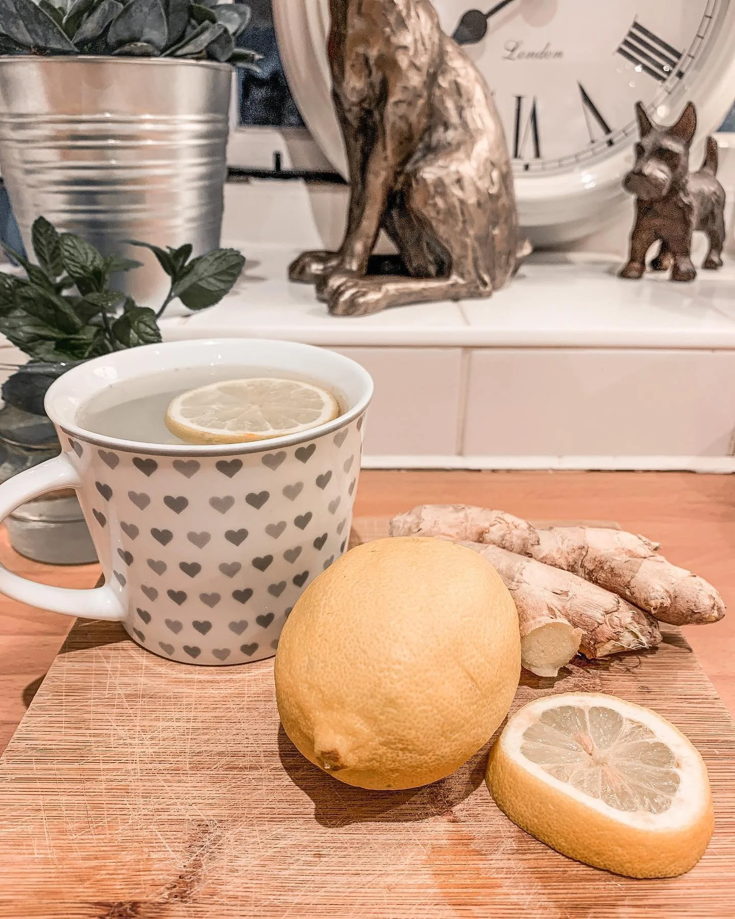🍋 R I T U A L 🍋
My morning starts with......... L E M O N &amp; G I N G E R  tea. It is my &lsquo;coffee&rsquo; so to speak. It is also quick &amp; easy to grab as I am rushing around trying to get two children ready and out the door for school. I 