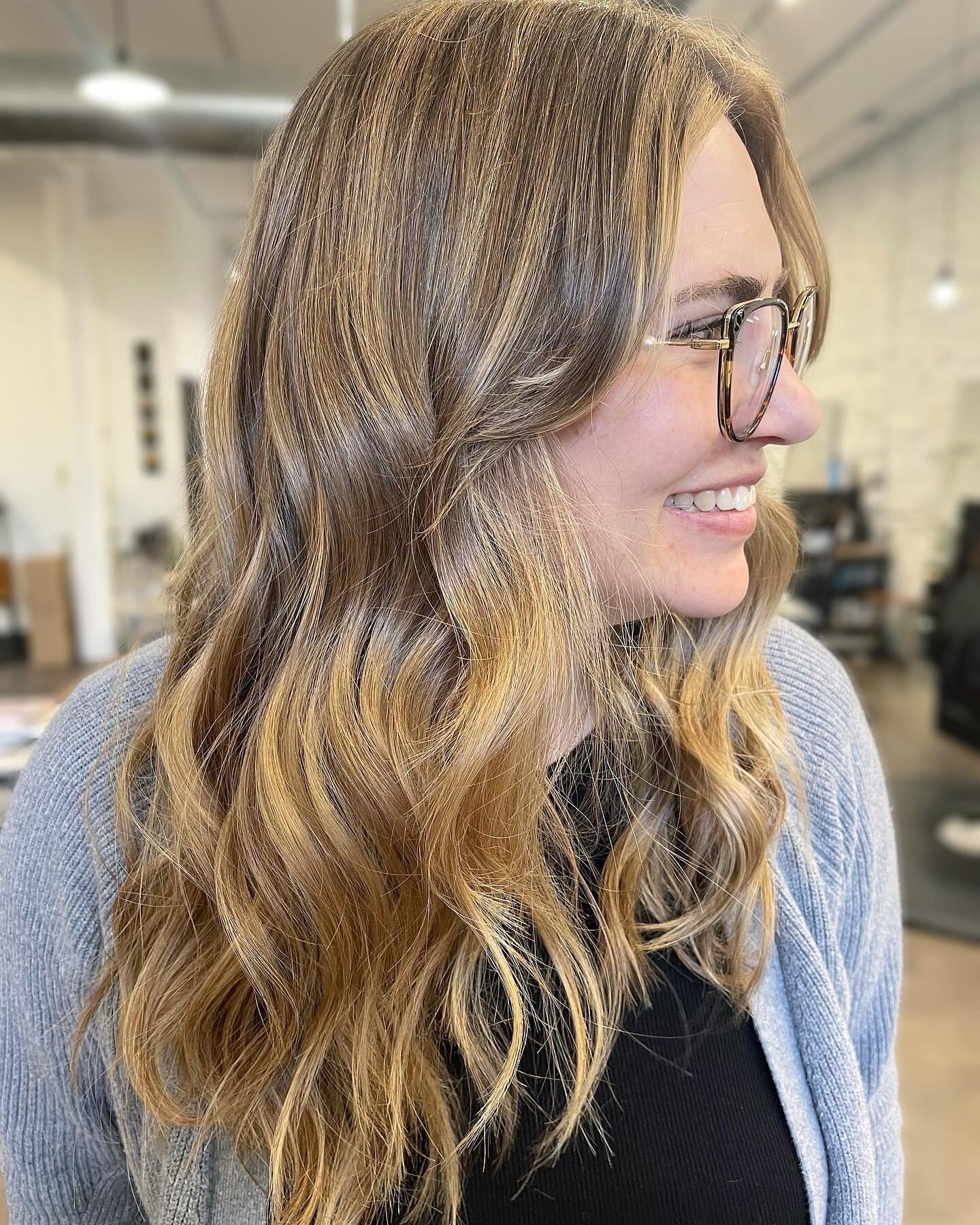 When the before looks like an after, but the after is even better! 🤩
Cut and color by @hilary.embry