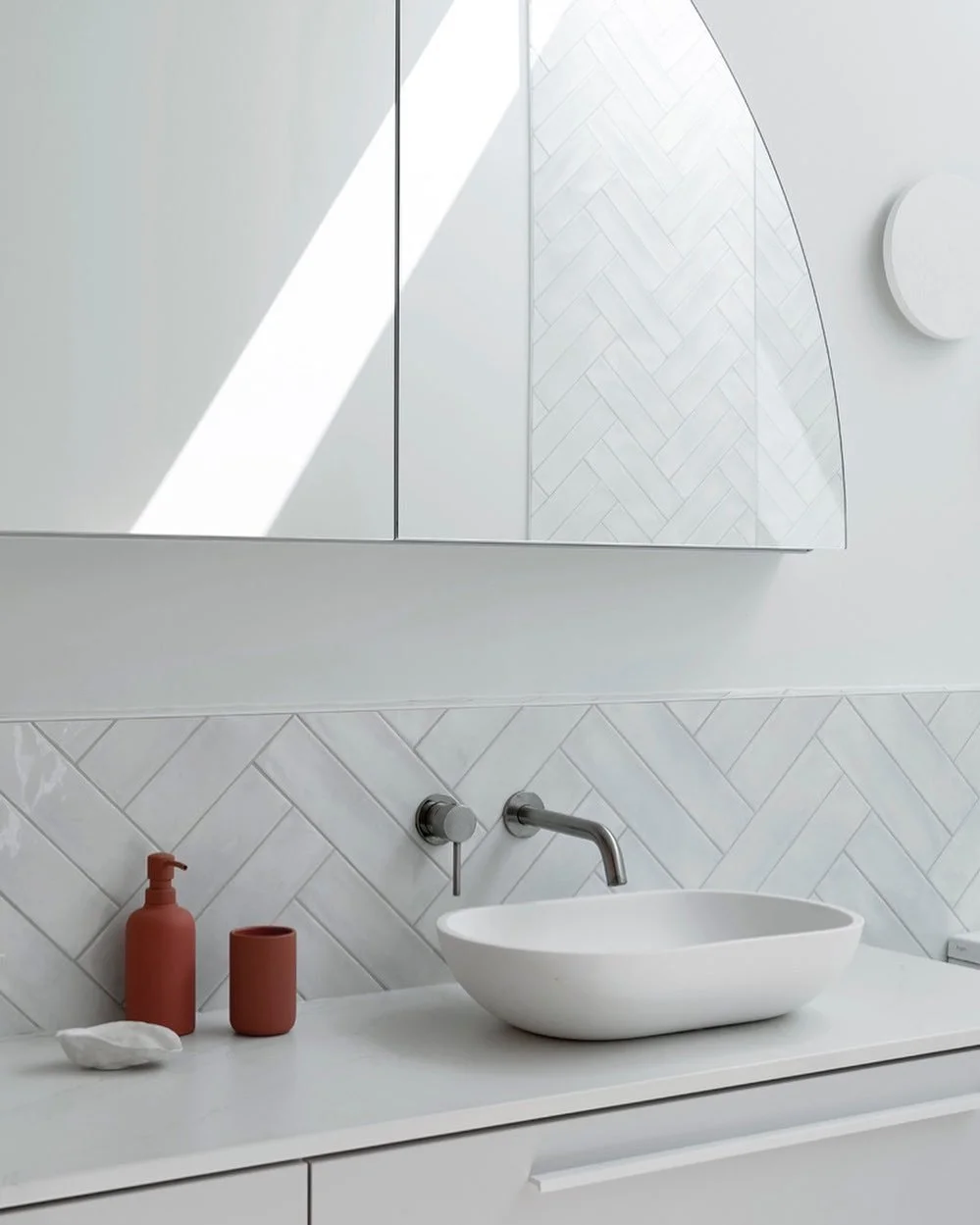 Subtleties ▪️ The subtle differences are everything. The slight variance in tone add texture, variation and interest to a space. It&rsquo;s a tricky balance and if not done well can be disastrous! Love the variation in tone in the ensuite at our proj