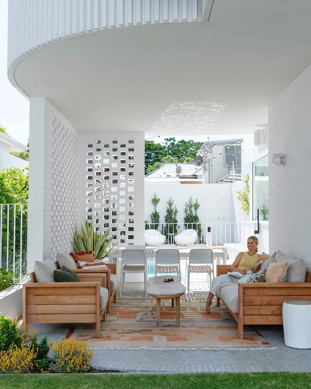 Outdoor spaces ▪️An outdoor space with flair. The clever team @dalecki_design used the upstairs space to act as a shelter and create an undercover afresco area. It&rsquo;s resulted in a space that feels light, connected and allows for amazing light a