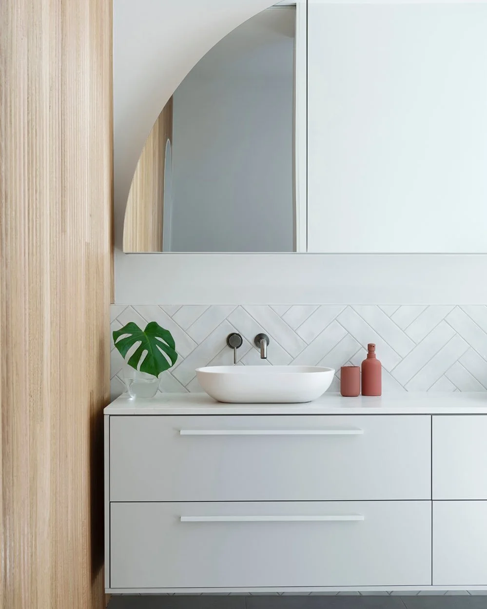 Warmth ▪️Warmth and texture are everything in a bathroom! I normally bring in a timber mat, accessories or in the case of our #theunionsubi - a whole wall! Paired with grey cabinetry created by the amazing team at @zeelkitchens it&rsquo;s a winning c