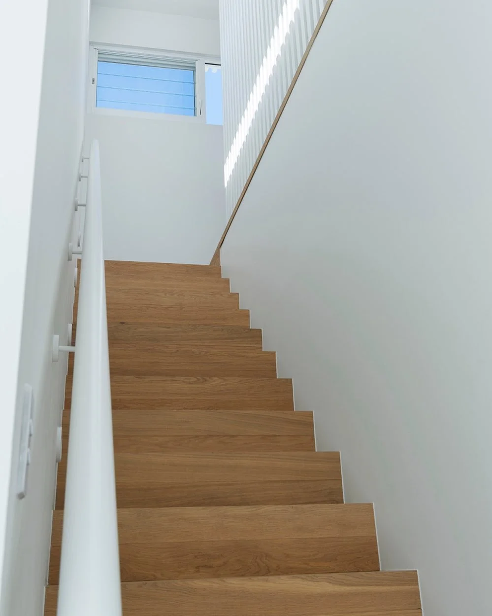 Beautiful light filled staircase at our #theunionsubi project.
Simple. Clean. Classic.

You wouldn&rsquo;t believe how much I fretted over the width of the handrail 🤪 for me&hellip;every detail counts ❤️ 

📸 : @jody_darcy 
Architectural design : @d